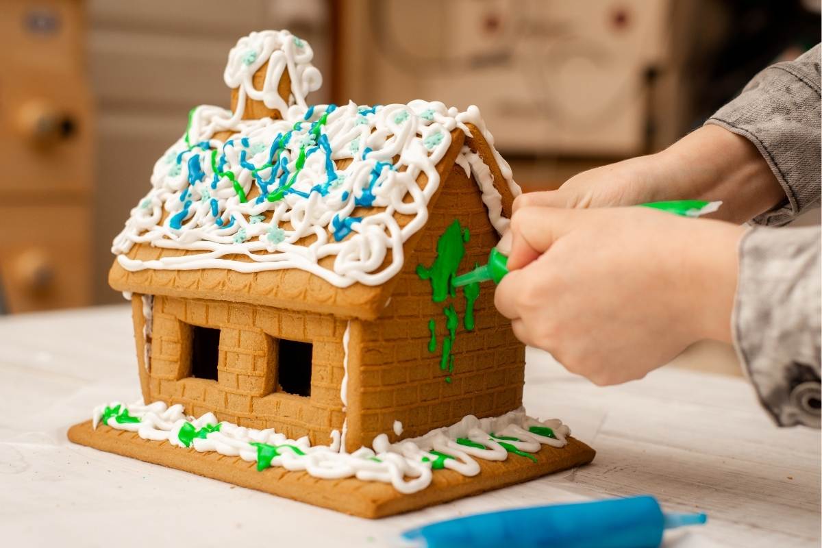 Kid makes Gingerbread House on Christmas Eve Day